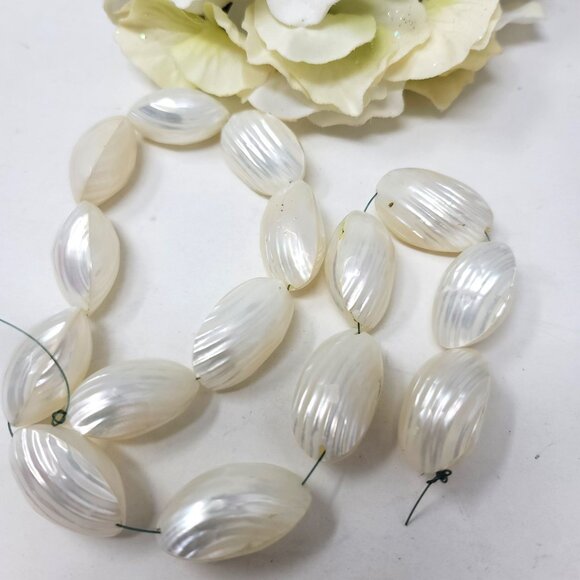 Double-Sided Jumbo Shell Beads Natural Shell  30 x 28 x 16 mm Luster - Picture 2 of 6